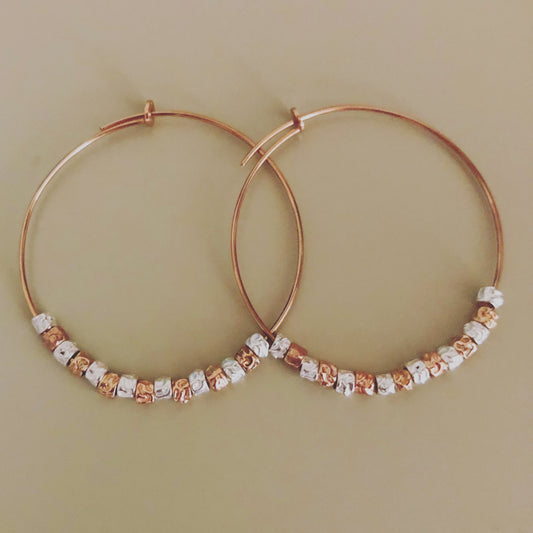 Orecchini a cerchio con pepite bianche e rosate - Filigrane & co